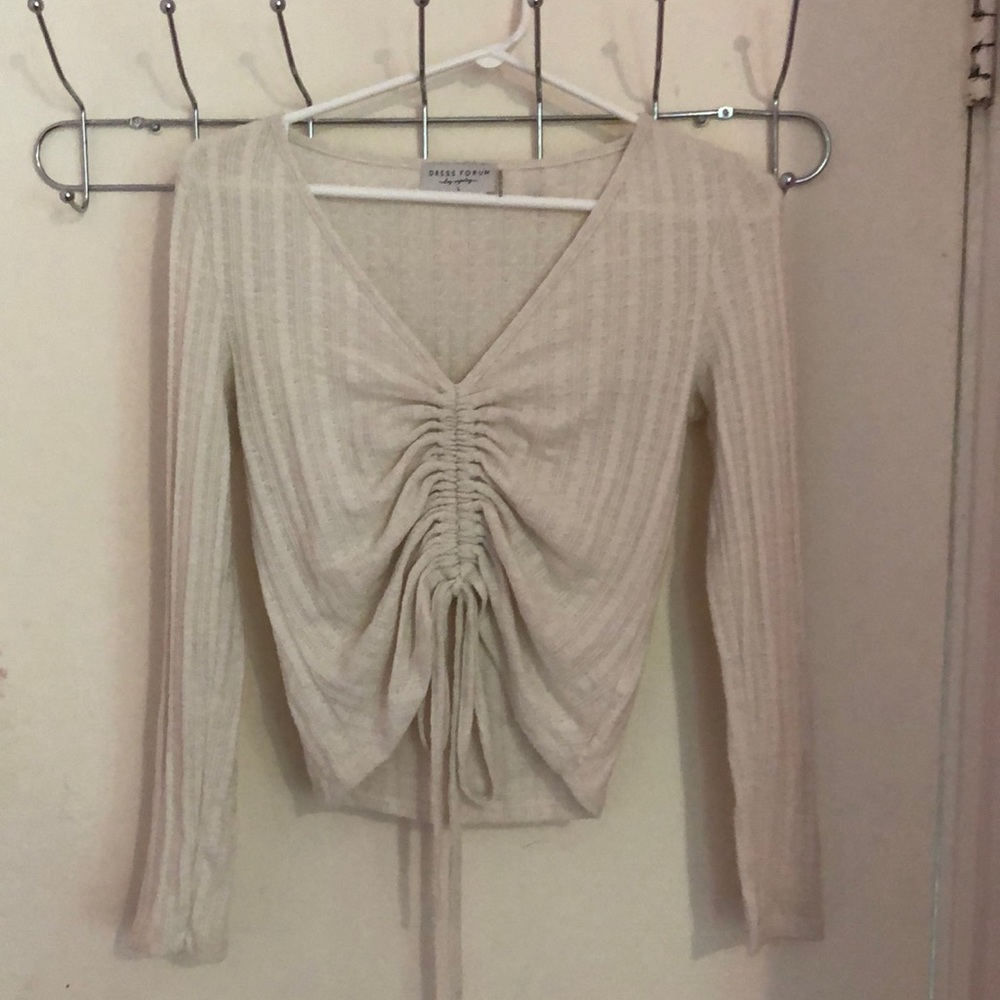 Dress forum long sleeve cream crop top, fits like a medium
